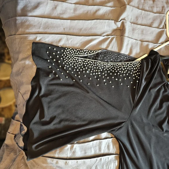 Elegant Black Dress - Picture 3 of 6